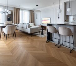 salon i kuchnia z drewnianą podłogą