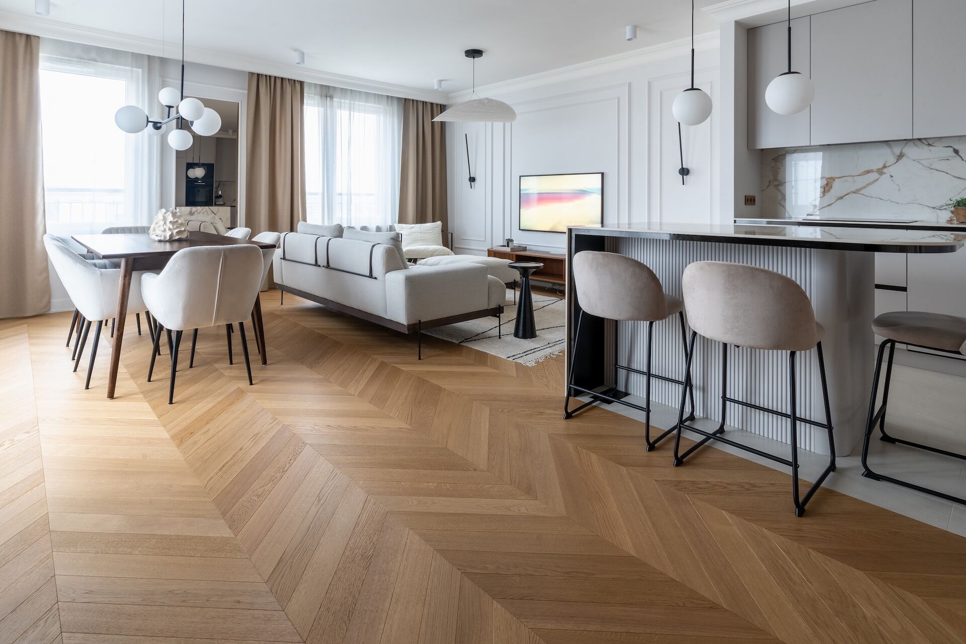 salon i kuchnia z drewnianą podłogą