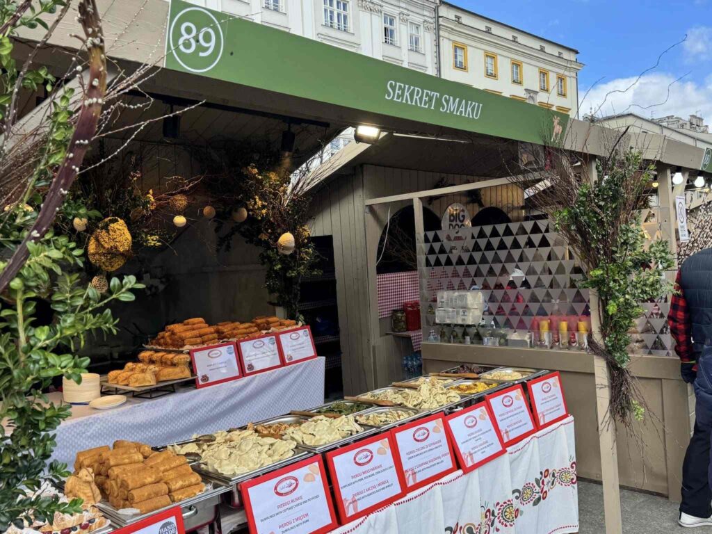 jarmark wielkanocny kraków - stragan z pierogami 