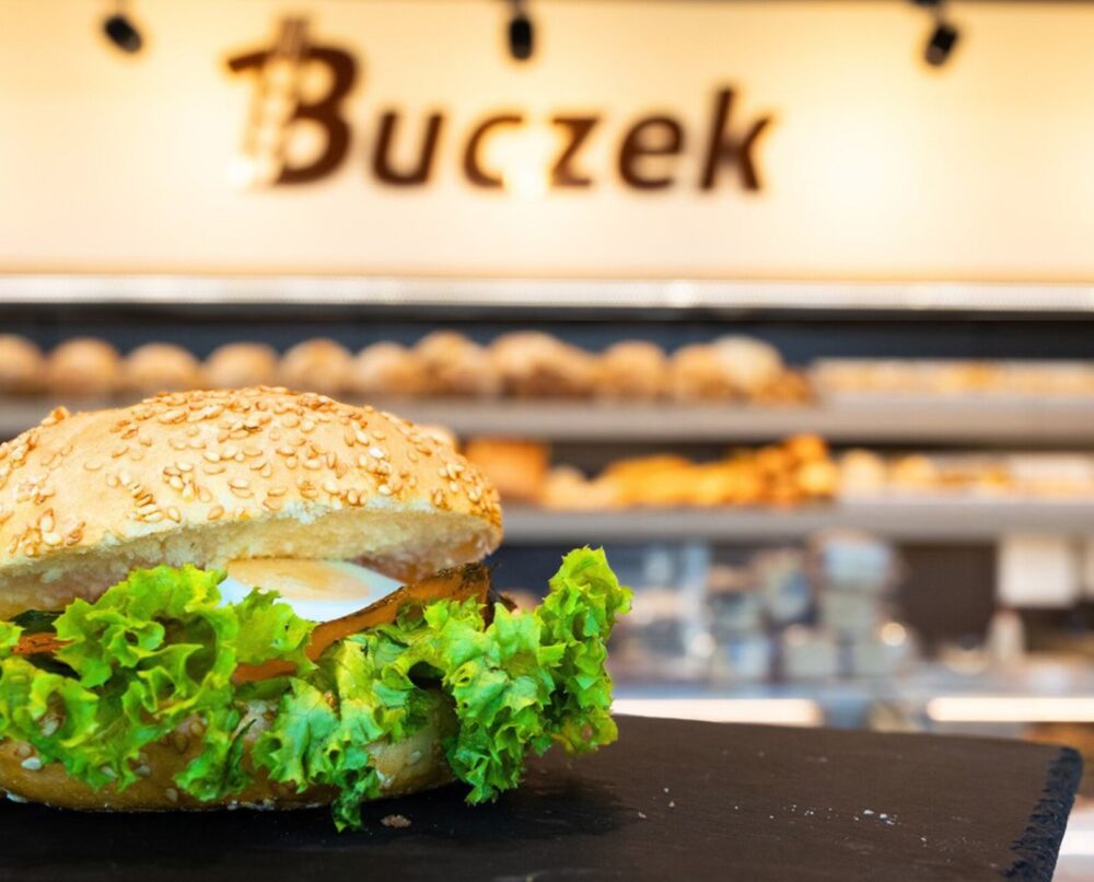 kanapka na śniadanie w piekarni Buczek