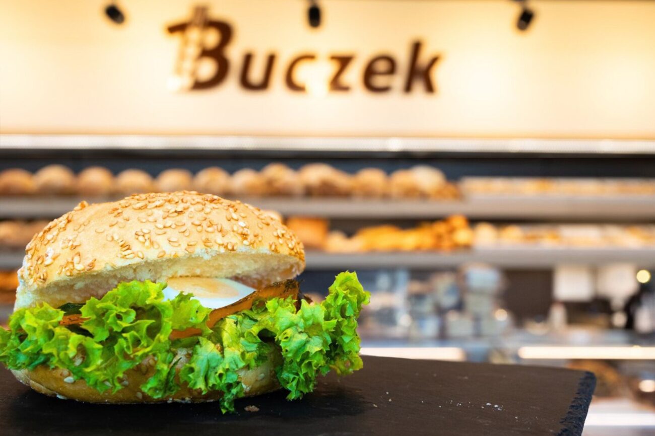 kanapka na śniadanie w piekarni Buczek