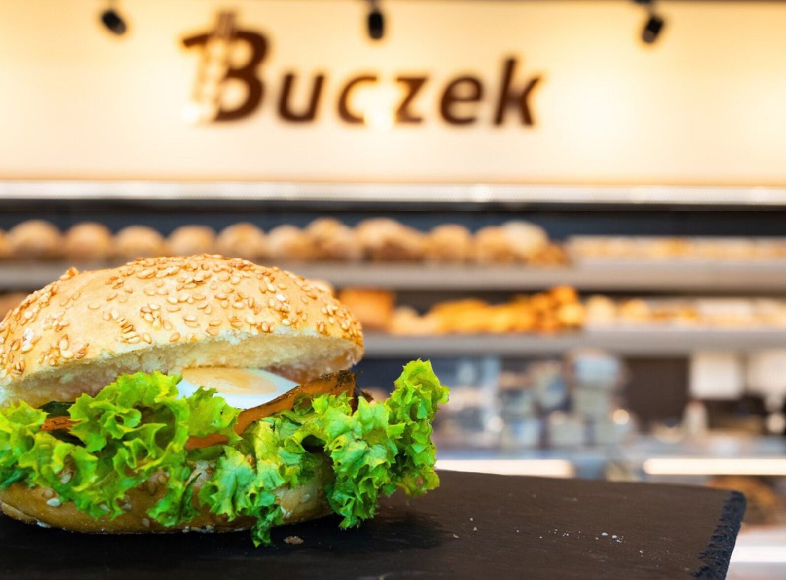 kanapka na śniadanie w piekarni Buczek