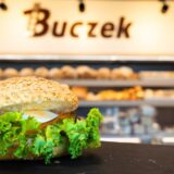 kanapka na śniadanie w piekarni Buczek