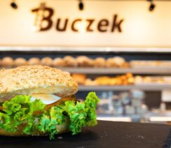 kanapka na śniadanie w piekarni Buczek