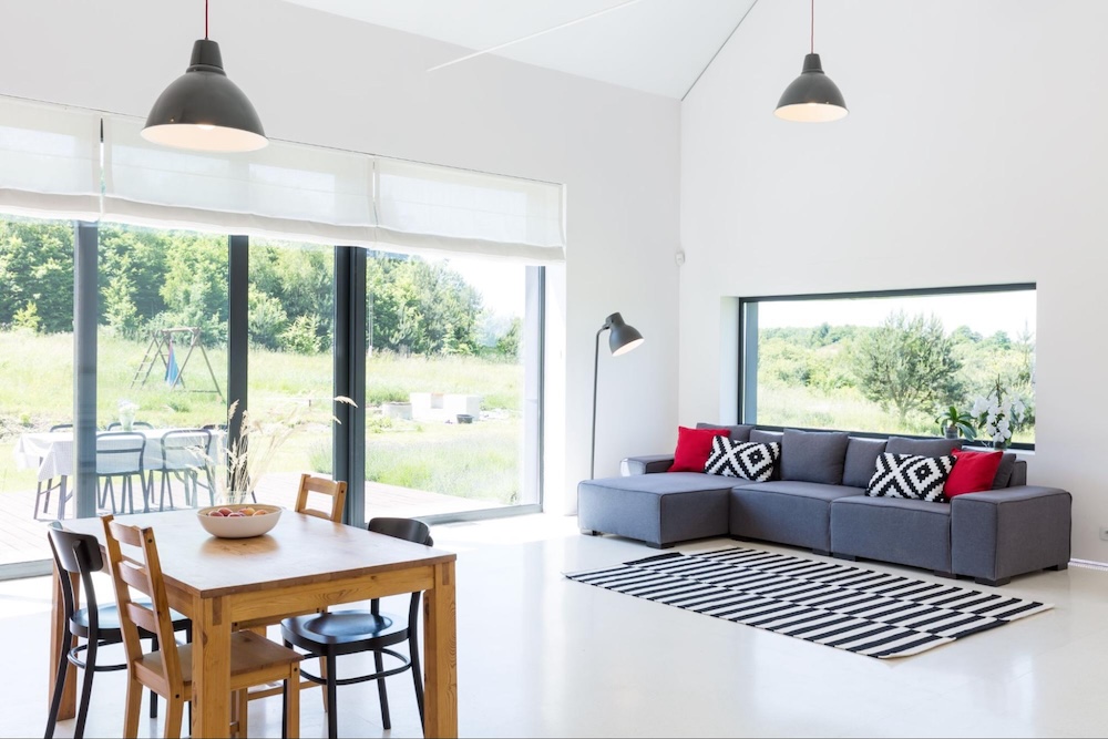 wnętrze salonu z oknami na ogród stolarka okienna