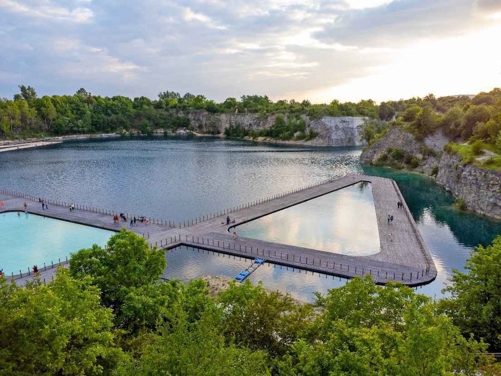 zakrzówek ze strefami do pływania i spacerowania 