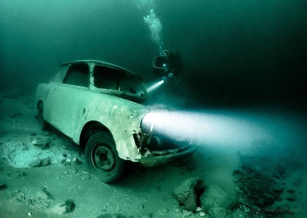 zakrzówek głębokość - zatopiony wrak samochodu 