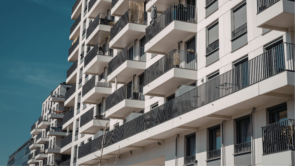 blok z balkonami w mieście 