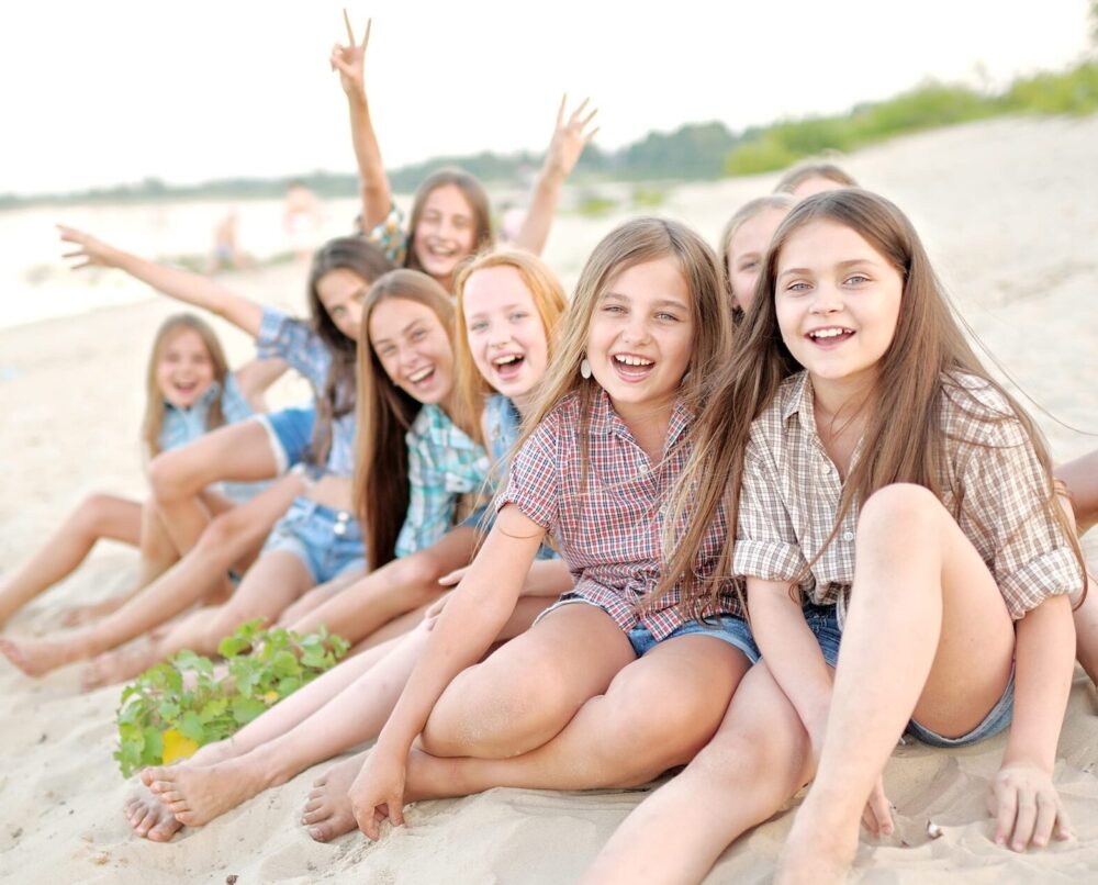 uśmiechnięte dzieci na plaży