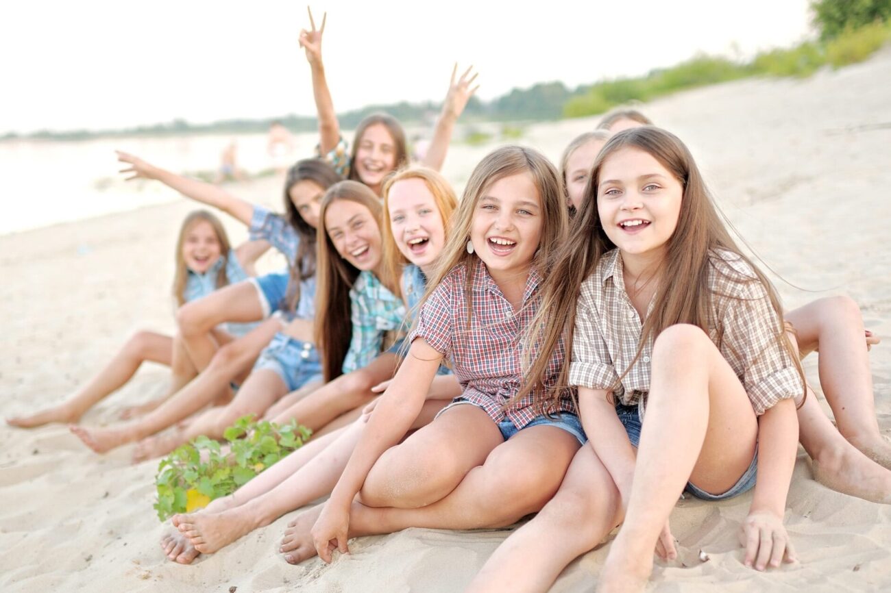 uśmiechnięte dzieci na plaży