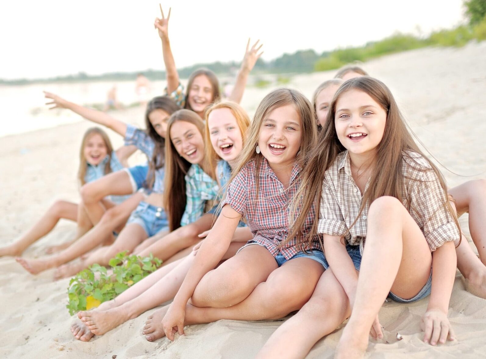 uśmiechnięte dzieci na plaży