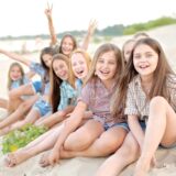 uśmiechnięte dzieci na plaży