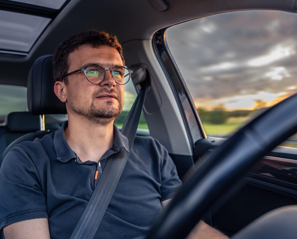 kierowca za kierownicą samochodu