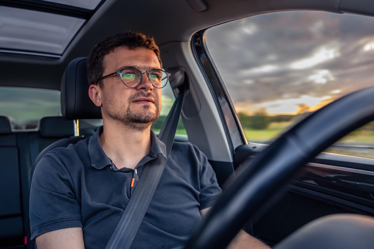kierowca za kierownicą samochodu