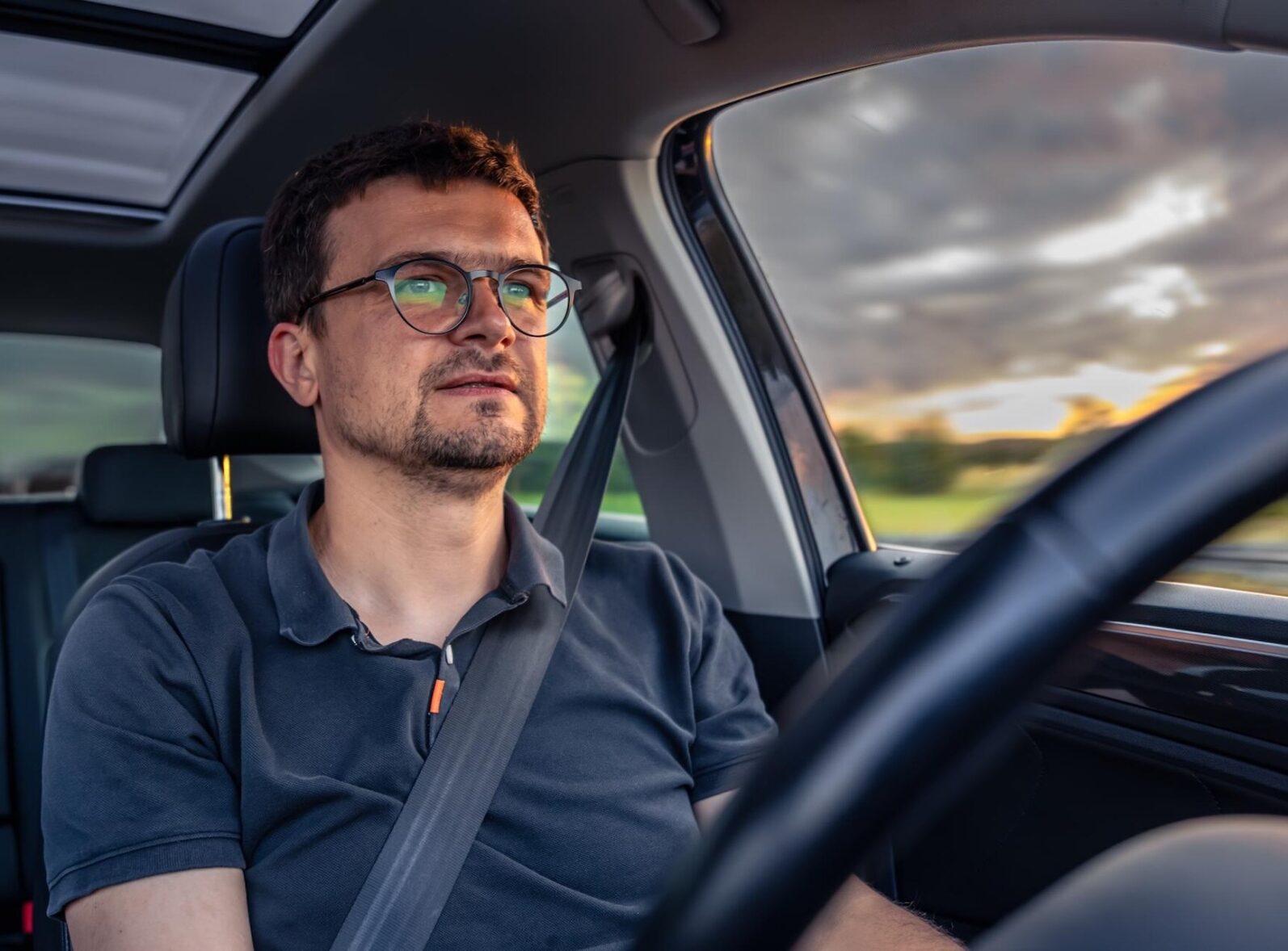 kierowca za kierownicą samochodu