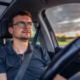 kierowca za kierownicą samochodu