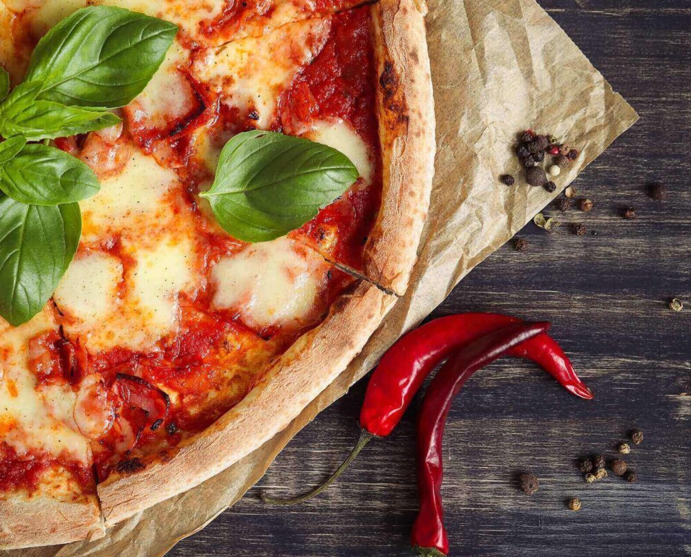 Najlepsza pizza w Krakowie z bazylią i mozzarellą