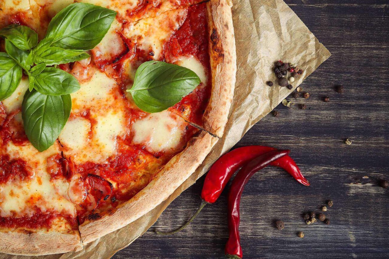 Najlepsza pizza w Krakowie z bazylią i mozzarellą