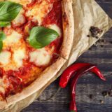 Najlepsza pizza w Krakowie z bazylią i mozzarellą
