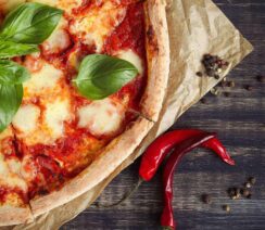 Najlepsza pizza w Krakowie z bazylią i mozzarellą