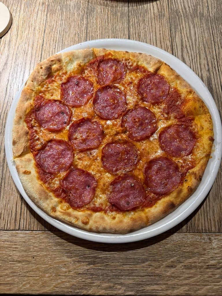 Najlepsza pizza w Krakowie – Salame w La Grande Mamma Pizza Salame bez oliwek w restauracji La Grande Mamma w Krakowie