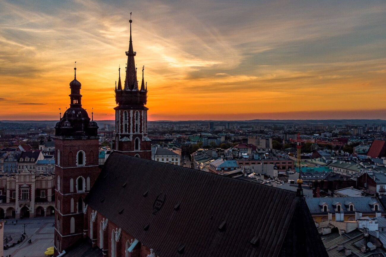 Rynek Główny w Krakowie podczas zachodu słońca Kościół Mariacki o zachodzie słońca